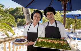 Genießen Sie die leckere Halbpension auf der Terrasse am Strand - Foto: Bethel Fath
